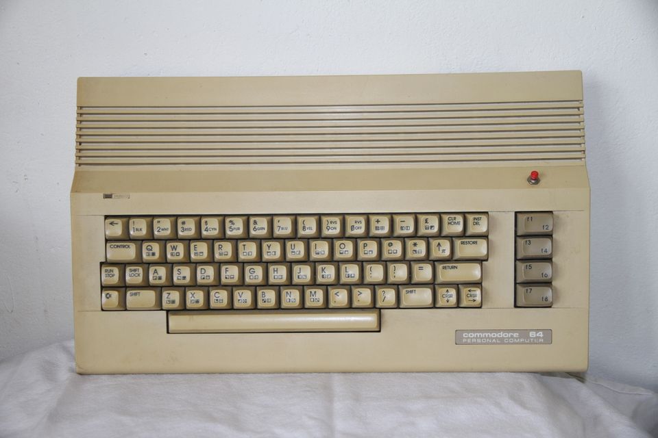 großes Commodore C64 Paket - ü. 15 kg - ua. 2x C 64, Floppy uvm. in Regensburg