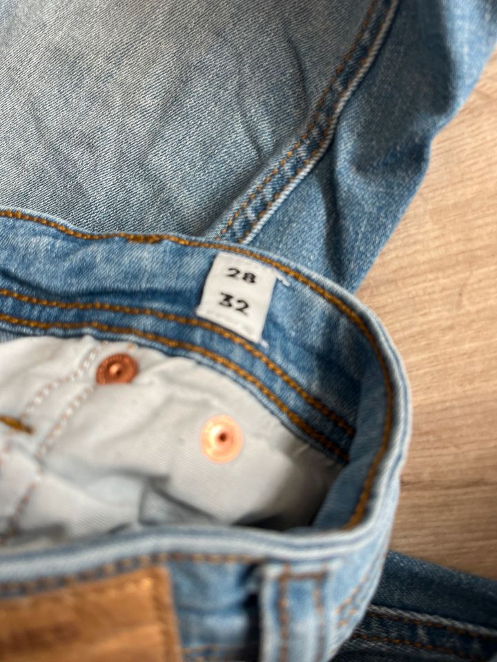 Jeans Jack&Jones Gr. 28 32 und Shirt Gr. 176 in Paderborn