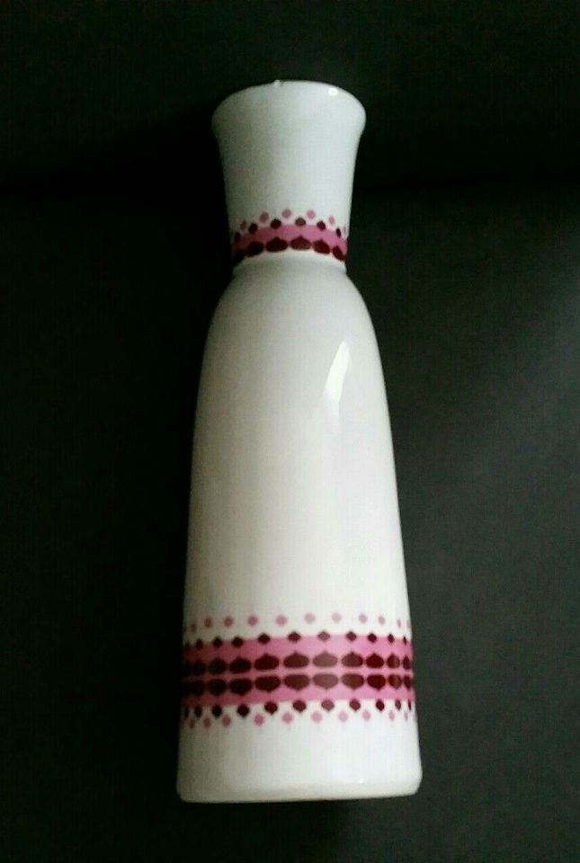 Vase Porzellan 1877 GDR Vintage alt weiß mit eleganter verziehung in Rosenberg