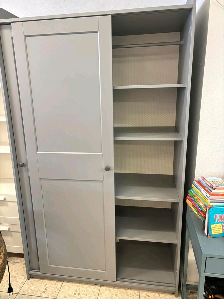 Ikea Hauga Kleiderschrank Schrank grau Lieferung möglich in Berlin