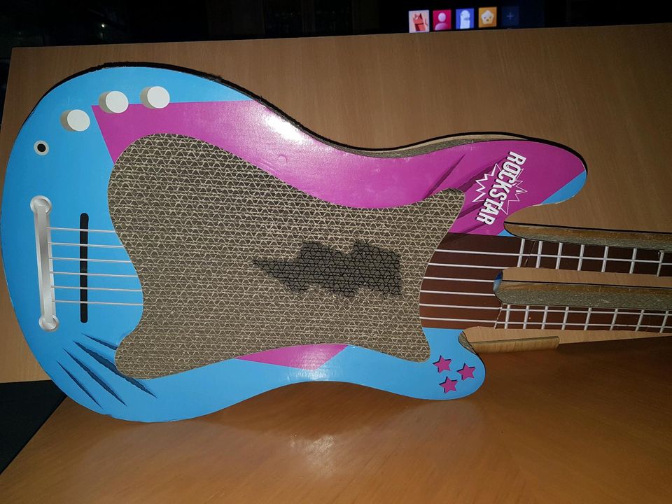 Gitarre Katze Kratzbrett  katzenspielzeug ca 80cm in Bremerhaven