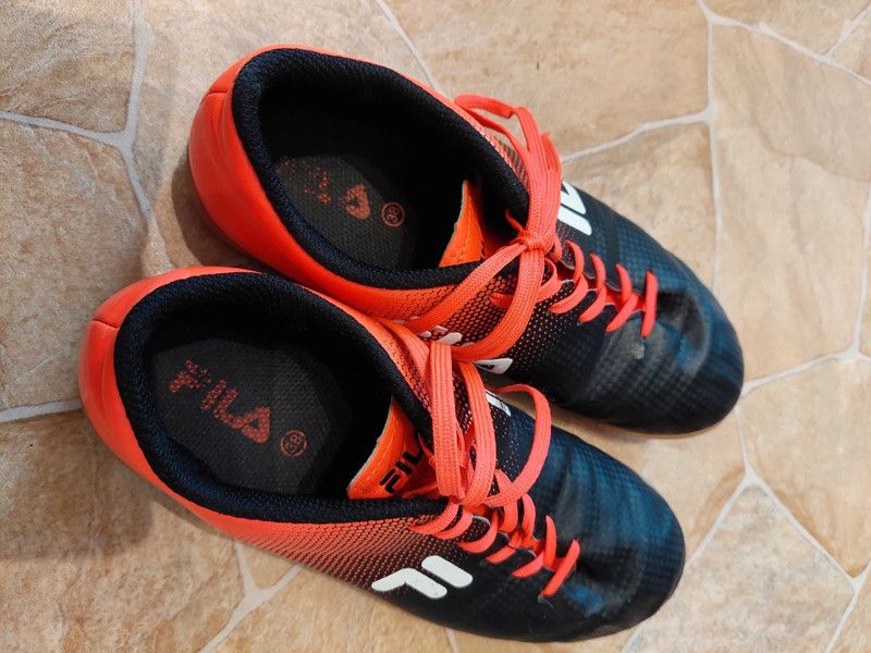 Fila Hallenschuhe Fußballschuhe Sportschuhe Größe 38 in Tannenbergsthal