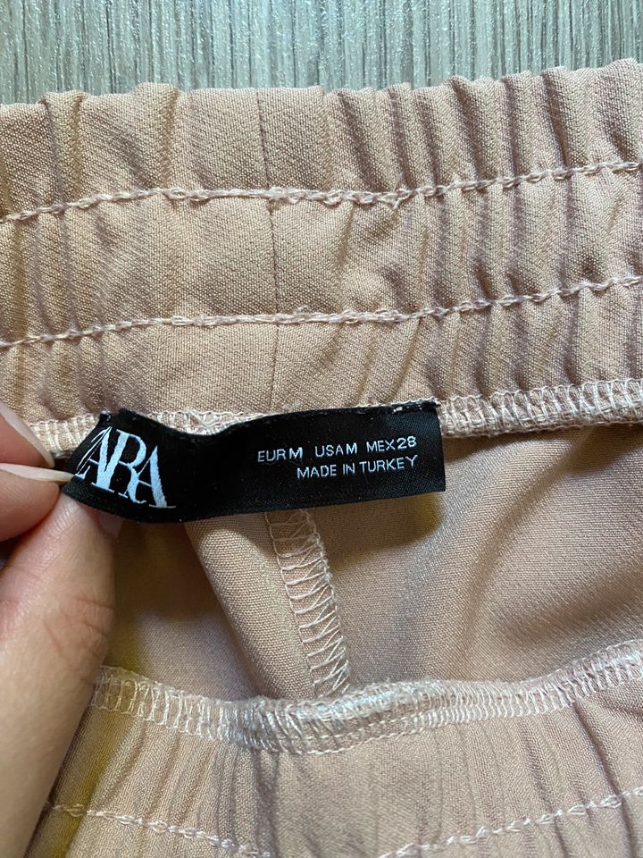 Lockere ZARA Hose, rosa, Größe M in Versmold