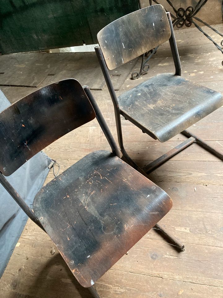 Alte Schulstühle Stuhl 8 Stück aus Holz und Metall in Brokdorf