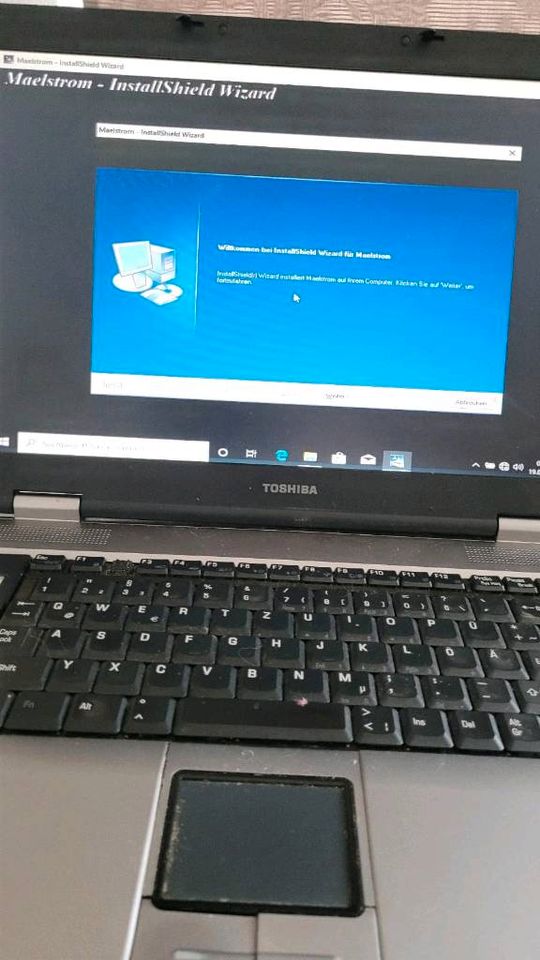 Laptop 4GB mit CD Windows 10 2tasten sind defekt sonst guter zus. in Wipperfürth