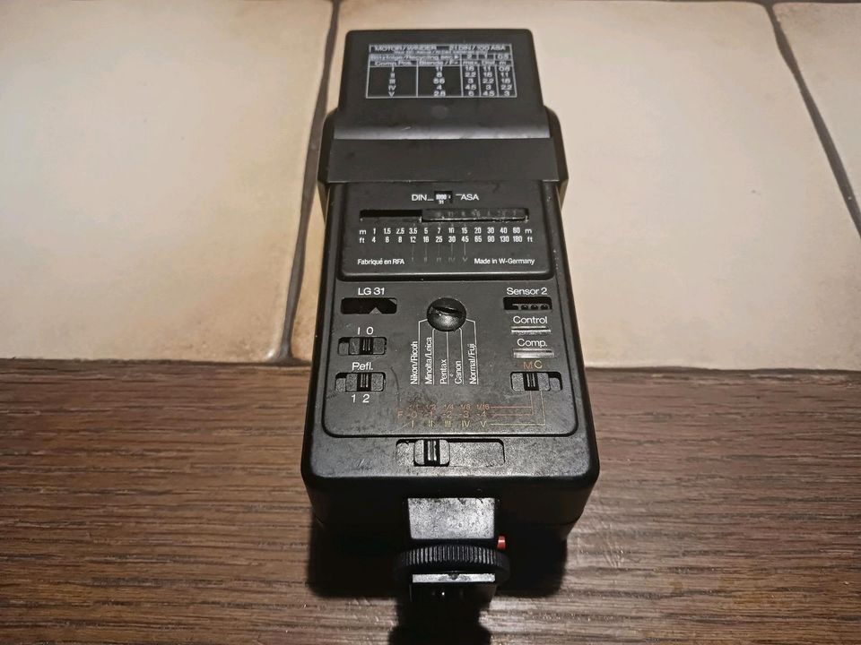 Alte Fotoapparate und Blitzlichtgeräte u. a. Kodak Instamatic 50 in Edewecht