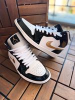 Nike Jordan 1 mittelhoch Lack schwarz weiß Gold Nordrhein-Westfalen - Kreuztal Vorschau