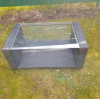 Schwarzer Outdoor Polyrattan Tisch mit durchsichtiger Glasplatte Nordrhein-Westfalen - Hilden Vorschau