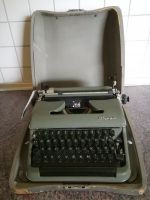 Vintage Olympia SM olivgrüne Schreibmaschine mit Originalkoffer Niedersachsen - Wietmarschen Vorschau