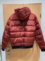 Guess Winterjacke Jacke mit Patch Logo NEU Rot Weinrot Polyester Brandenburg - Werder (Havel) Vorschau