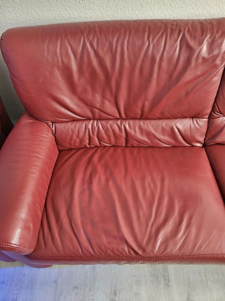 Sitzgarnitur dunkelrot (2-Sitzer Sofa und 2 Sessel) in Herne