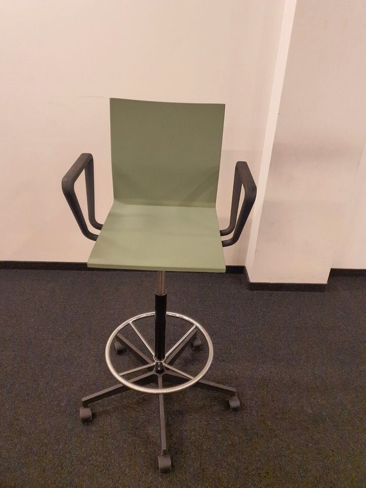 Vitra Hochstuhl Hocker Armlehnen Tresenstuhl Stuhl Counterstuhl in Berlin