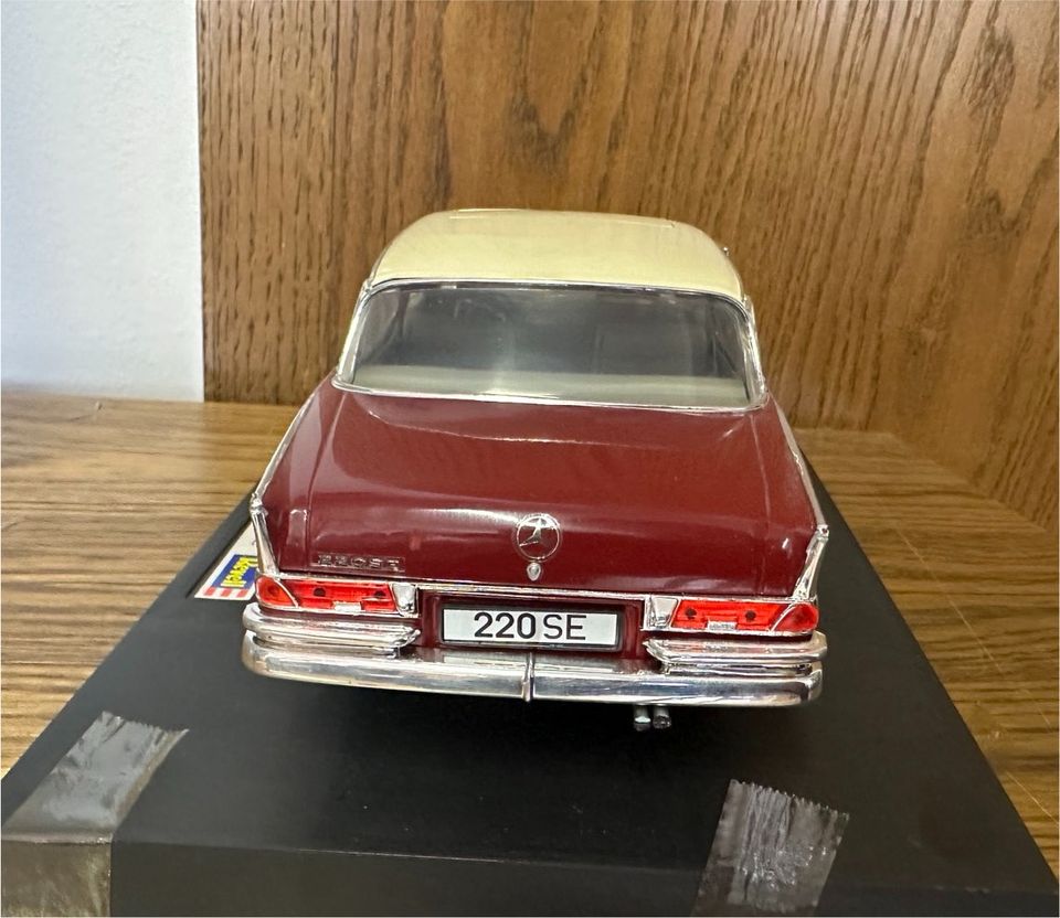 Modellauto 1:18 W111 Mercedes Benz 220-SE Heckflosse Revell in Frankfurt am Main