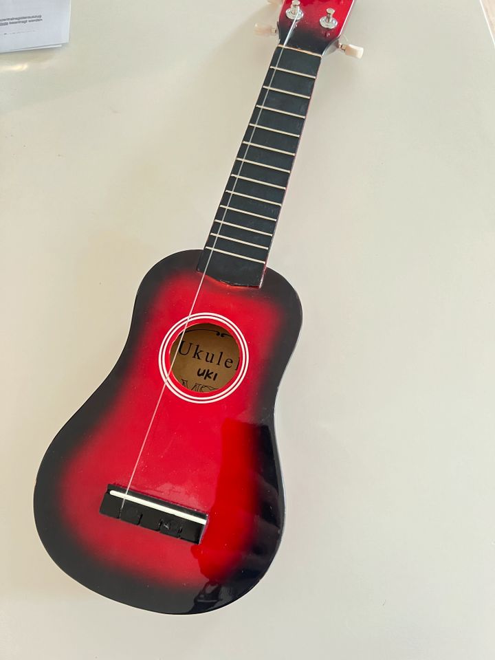 Ukulele, rot, mit Tasche/Hülle in Überlingen