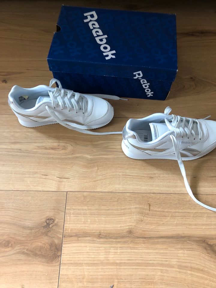 Reebok Sneaker weiß mit Silber Streifen Original und neu in Hamburg