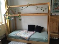 Wunderschönes Hausbett Kinderbett inkl Lattenrost Echtholz Leipzig - Schleußig Vorschau