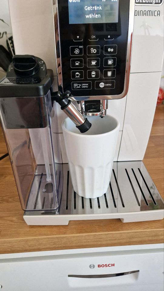 Kaffeevollautomat De'Longhi Dinamica mit integriertem Milchtank in Velbert
