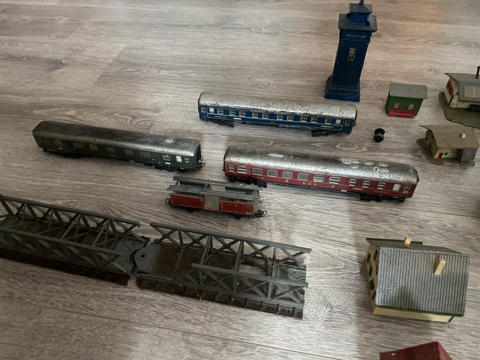 Großes Modelleisenbahn Konvolut H0-Gleise, Waggons, Gebäude, … in Sigmaringendorf