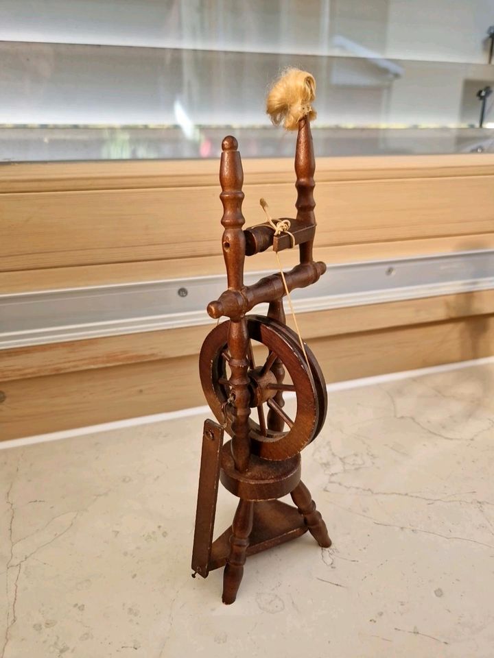 kleines dekorative Spinnrad aus Holz in Gemünden a. Main