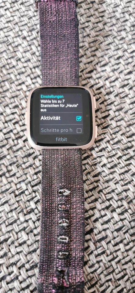 Fitbit Versa Smartwatch Sportuhr Fitnessuhr Schrittzähler in Zimmernsupra