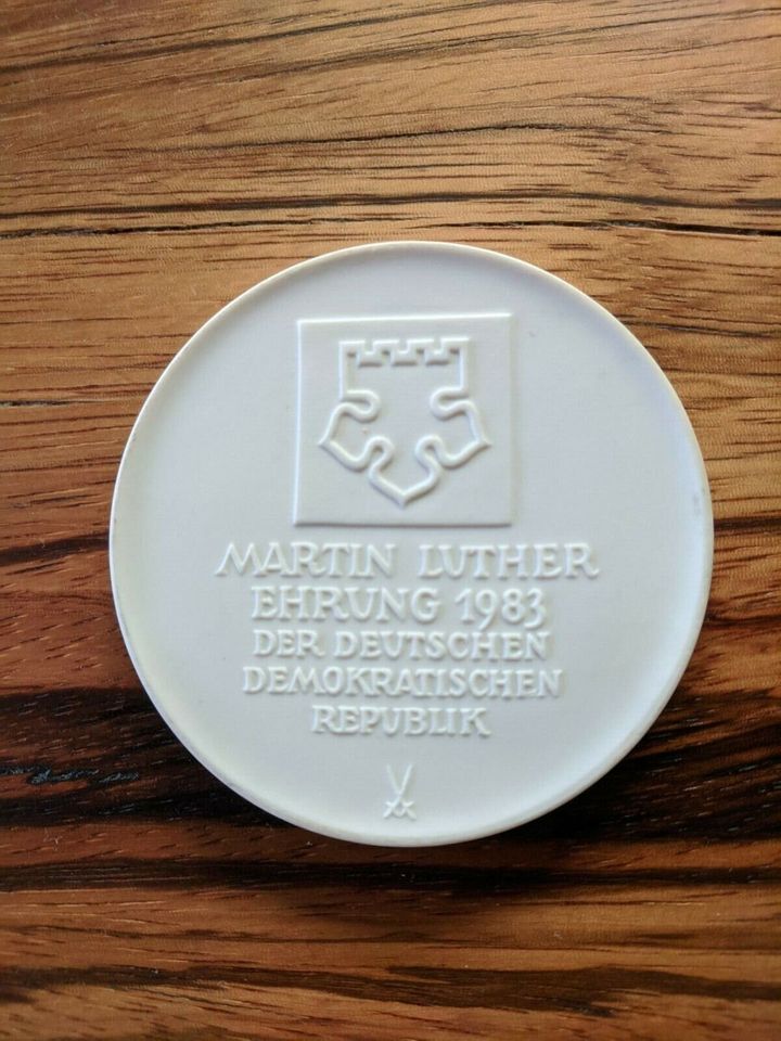 Medaille Meissen Porzellan Martin Luther Erinnerungsmedaille 1983 in Fridingen an der Donau