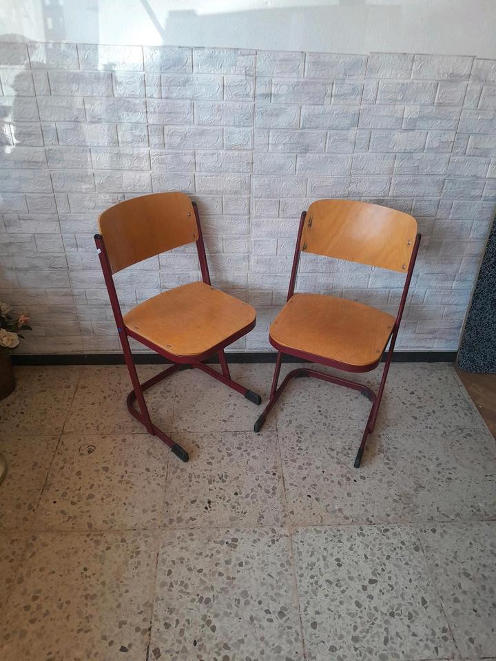 2 Schulstühle Stapelstühle Bürostühle Stühle Stk 25€ in Taunusstein