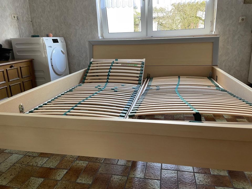 Doppelbett 200x180cm mit verstellbarem Lattenrost in Rabenau