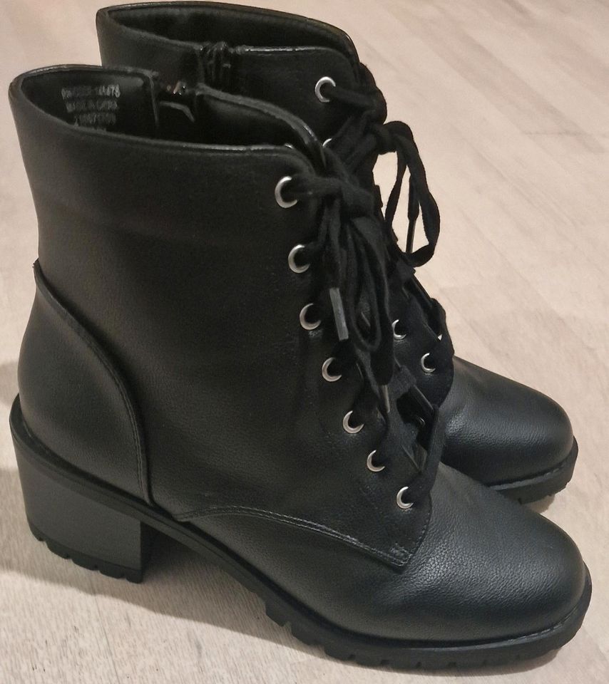 Damen Boots/Stiefeletten schwarz Neu in Essen