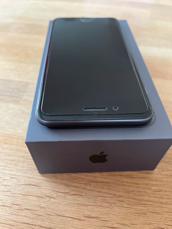 Apple iPhone 8 Plus 64GB Space Gray in Illertissen