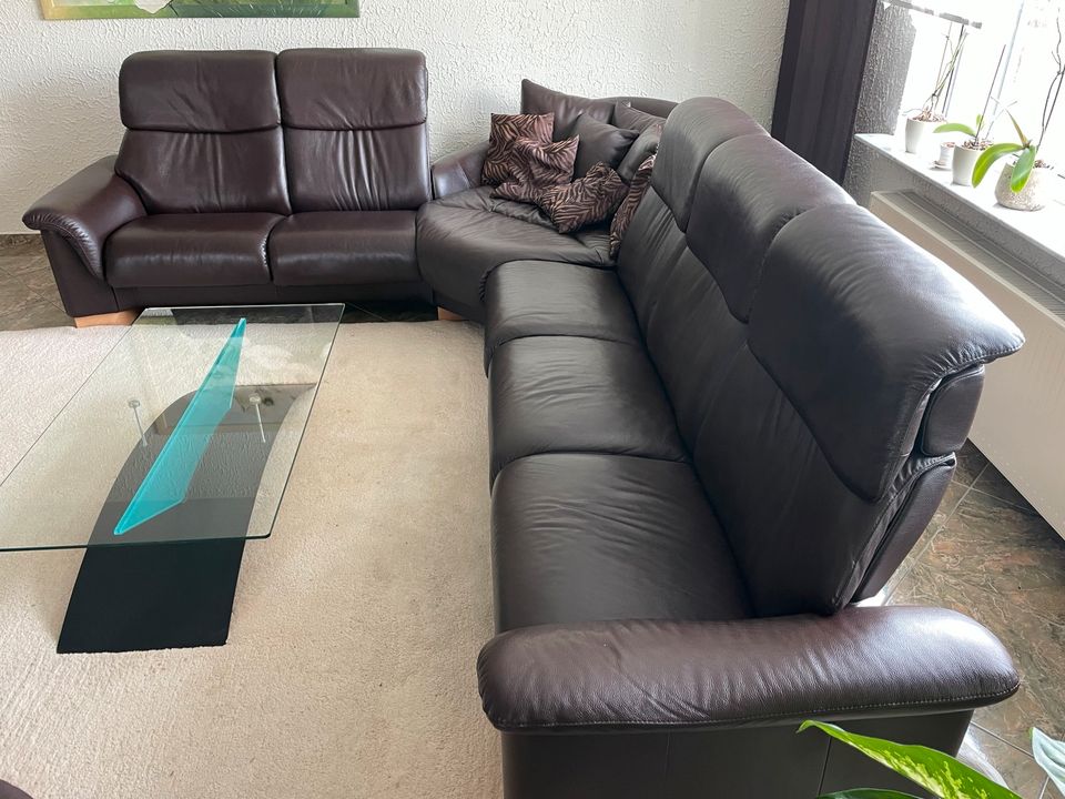 Stressless Couch/Eckcouch/Ledercouch mit Sessel und Hocker in Leipzig