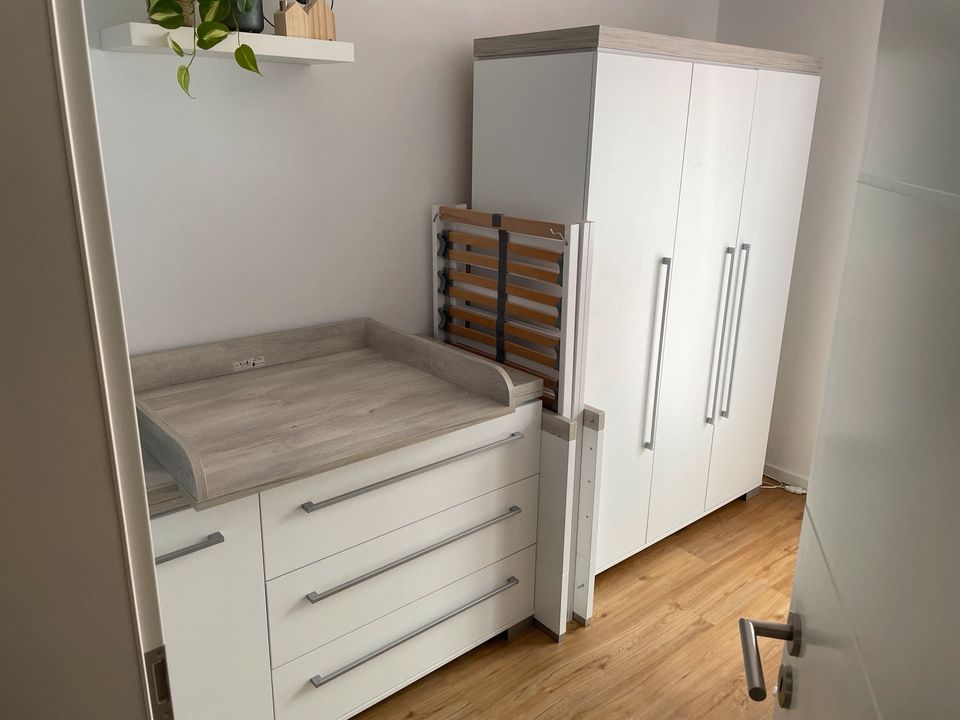 Babyzimmer Kira von Paidi, Schrank, wickelkommode, babybett in Kissing