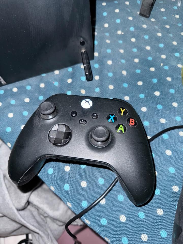 X Box Series x mit einem stealth Ultra Controller+ ladestation in Hamburg