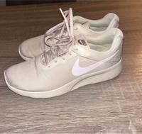 Schöne beige neue Nike Schuhe Verhandlungsbasis Baden-Württemberg - Heilbronn Vorschau