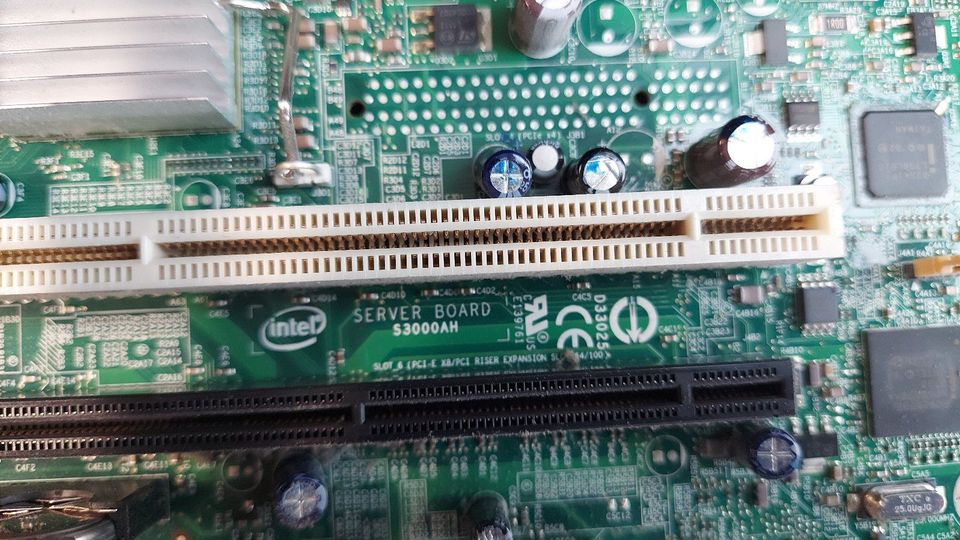 Intel Server Board S3000AH + 4GB Ram und Xeon CPU in Torgau