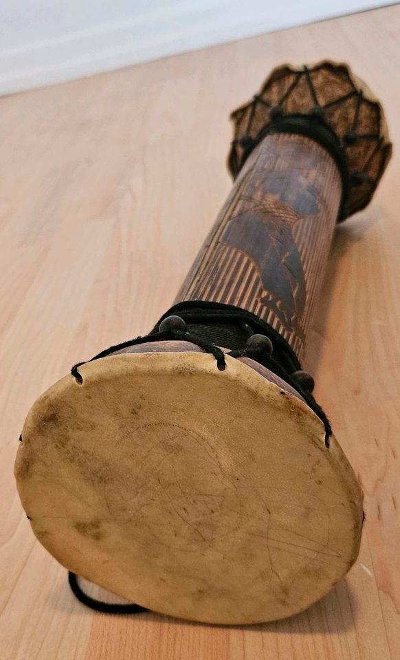 Vintage Djembe Trommel mit Schnitzereien in Lahnstein