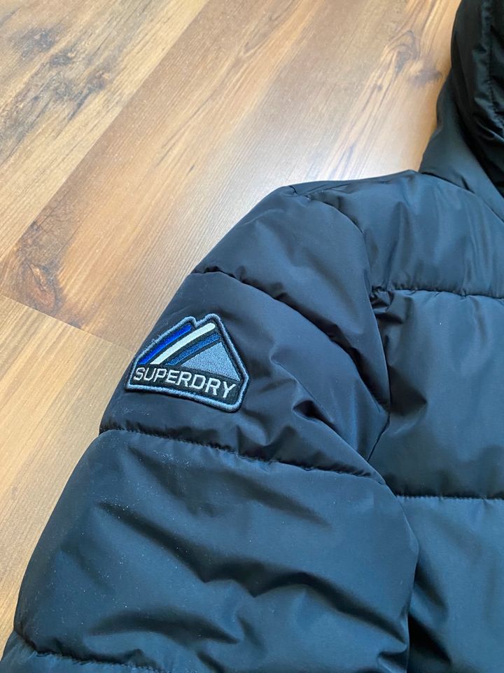 Superdry Puffer Jacke Gr XL für Herren neuwertig schwarz in Wernau