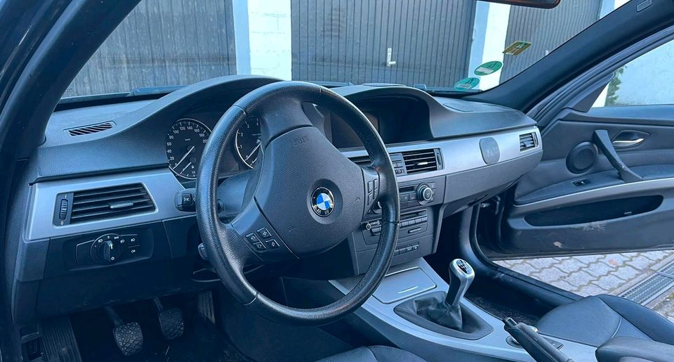 BMW E90 320i TÜV neu Navi Kunstleder 170 PS in Leonberg