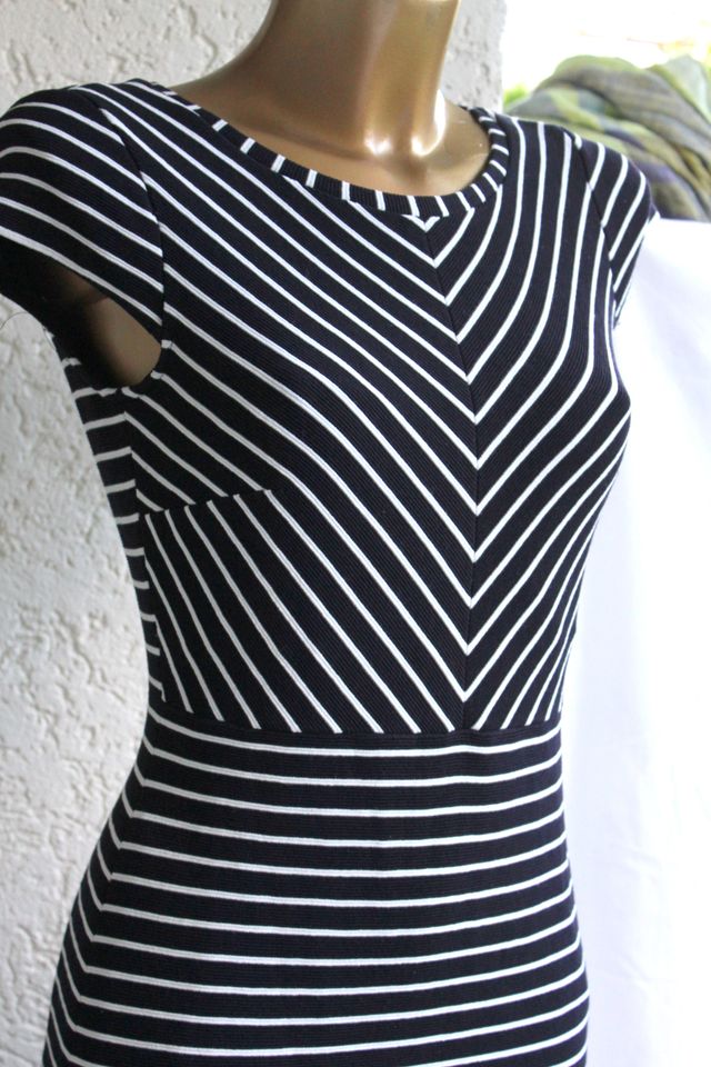 Comma Etui -Kleid 40  weiß schwarz gestreift top figurbetont in Heidelberg