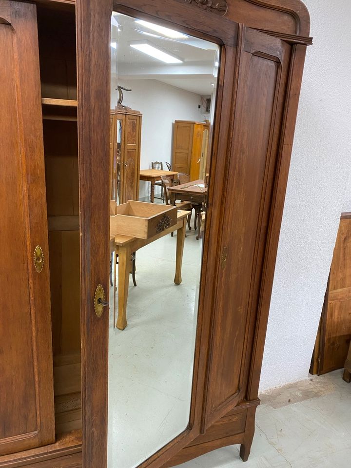 Antiker kleiner Kleiderschrank Garderobenschrank Jugendstil in Völklingen