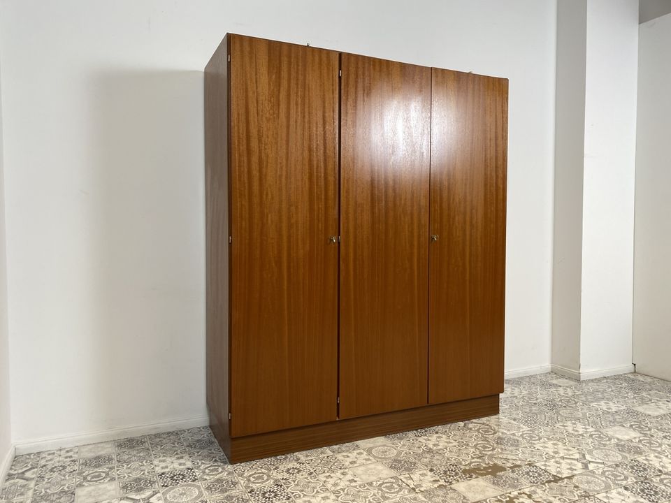 WMK Unaufdringlicher und sehr gut erhaltener 70er Jahre Kleiderschrank mit schönen Messingbeschlägen # Schrank Wäscheschrank Wardrobe Schlafzimmerschrank Retro Vintage DDR # Lieferung möglich in Berlin