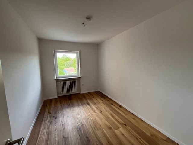 Neu renovierte, helle 3 Zi.-Whg mit großem Balkon, Bad m. Fenster in Burgkirchen