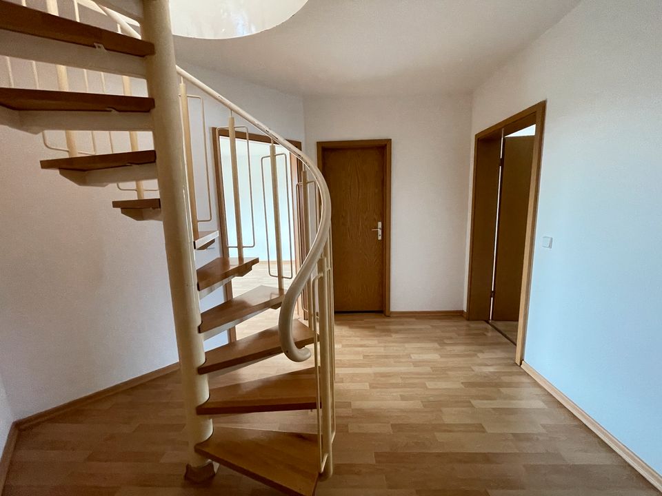 Bezugsfrei! Dachgeschoss-Maisonettewohnung 3-Zimmer mit Balkon in familiärer Wohnlage! in Leipzig