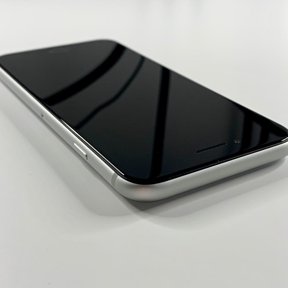 ✅ Apple iPhone SE 2020 128GB Top Zustand Garantie in Bamberg
