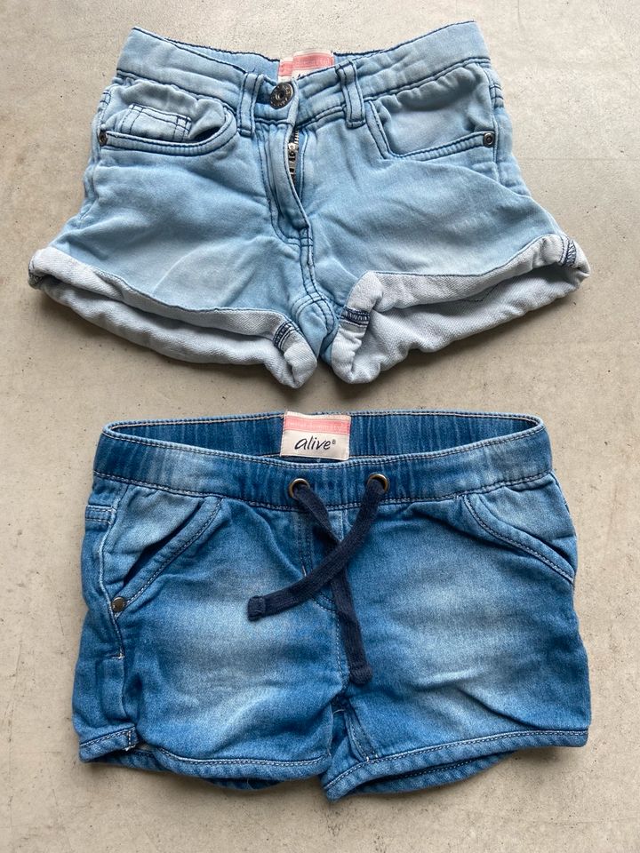 2 Weiche Stoffjeansshorts Gr. 128 in Altlußheim