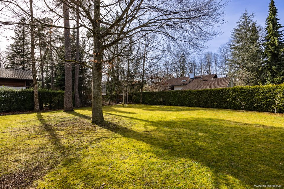 Bestlage in Baldham. Repräsentative, private Villa mit weitläufigem Grundstück & schönem Baumbestand in Baldham