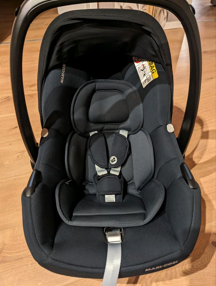 Babyschale MaxiCosi CabrioFix inkl. Isofix Base in Burkardroth