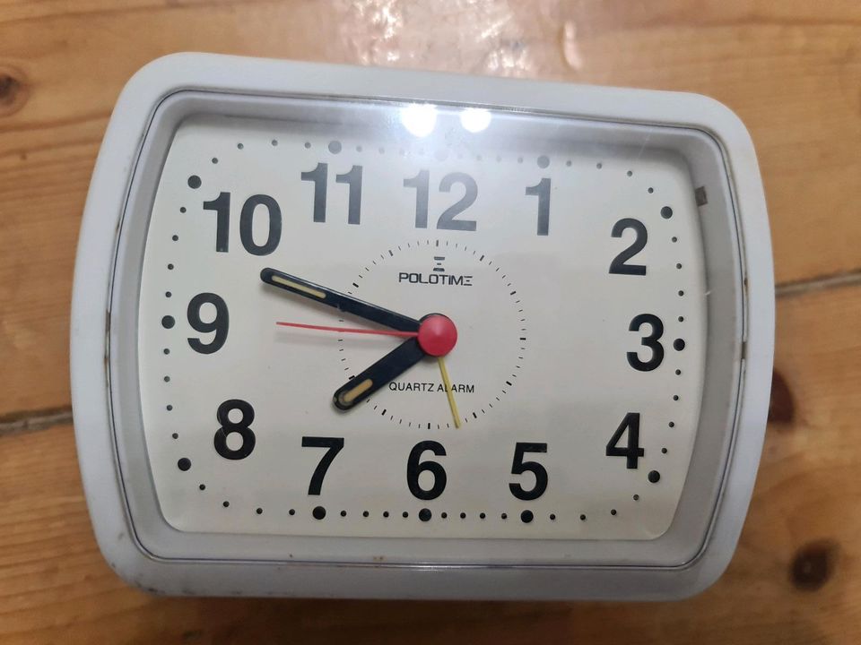 Quartz Tischuhr Uhr Wecker in Braunschweig