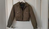 MANGO Cropped Bomber mit elastischem Saum, wattiert in khaki Berlin - Spandau Vorschau
