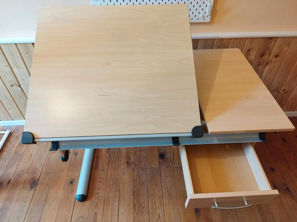 Schreibtisch und Stuhl (wie Moll), höhenverstellbar, massiv in Dessighofen