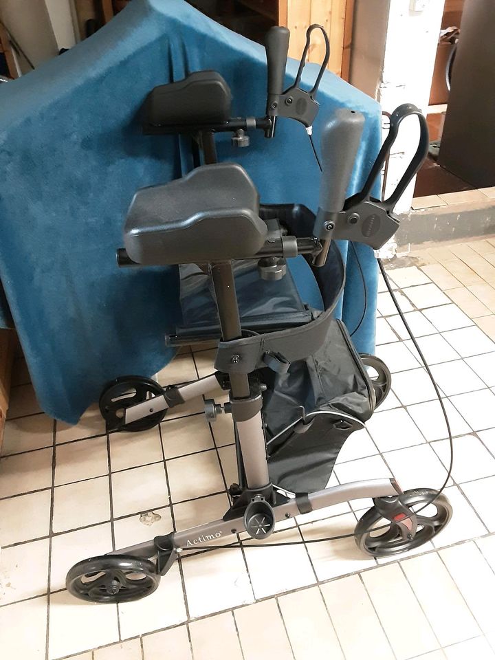 Rollator mit Armstütze in Düsseldorf